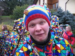Maskengruppe unterwegs
