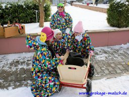 Maskengruppe auf Umzug