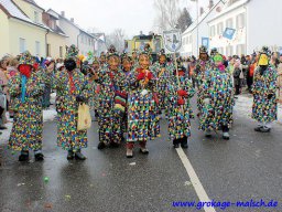 Maskengruppe auf Umzug