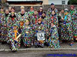Maskengruppe auf Umzug