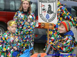 Maskengruppe auf Umzug