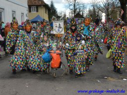 Maskengruppe auf Umzug