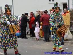 Maskengruppe auf Umzug